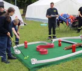 Die Jugendfeuerwehr des Amtes Döbern-Land hatte eine Minigolfanlage für die Lagerolympiade vorbereitet