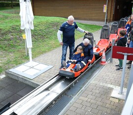 Fahrt auf der Sommerrodelbahn nach der Pflegeaktion am Feuerwehr-Ehrenhain