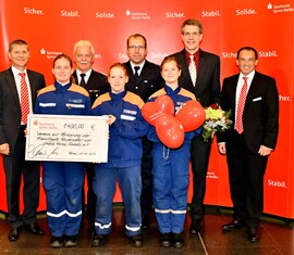 Vertreter der Jugendfeuerwehr Forst (Lausitz) mit ihrem Stadtbrandmeister, Jugendwart und dem Vorsitzenden des Vereins zur Förderung der Freiwilligen Feuerwehr Forst (Lausitz) e.v. bei der Scheckübergabe der Sparkasse Spree-Neiße in Forst (Lausitz)
