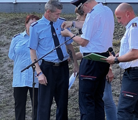 Auszeichnung von Kamerad Sören Tauchert (links) durch Stefan Kothe