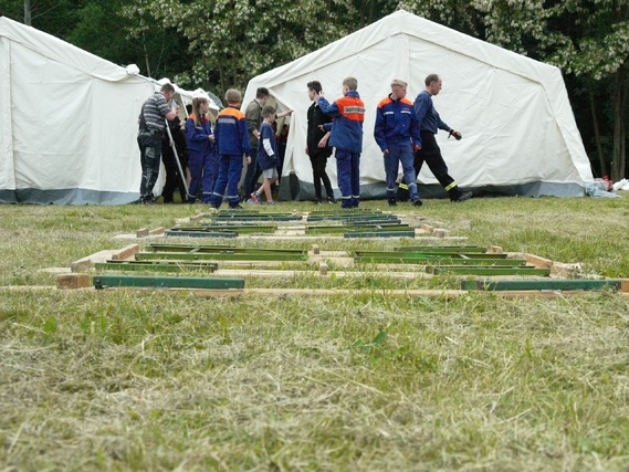 Die Jugendfeuerwehr Forst (Lausitz) beim Aufbau ihrer Zelte.