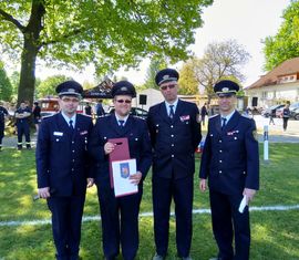 v. l. Vorsitzender des Kreis­feuerwehr­verbandes Spree-Neiße e.V. Robert Buder, Tobias Laurisch, stellv. Kreis­jugend­feuerwehrwart Stefan Kothe und Gemeindebrandmeister Neuhausen/Spree und stellv. Kreisbrandmeister Spree-Neiße Karsten Magister