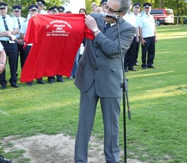 Landrat Harald Altekrüger präsentiert das Lager-Shirt, was er anschließend stellvertretend für alle an eine Lagerteilnehmerin übergab