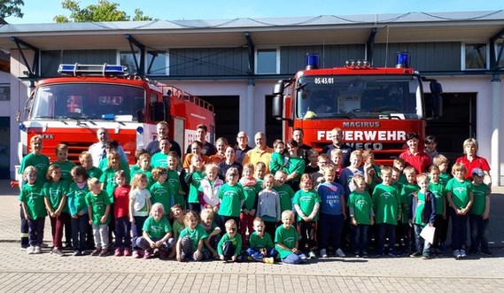 Kinder und Betreuer des Kinderfeuerwehrtages aus Burg (Spreewald)