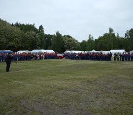 Den Grußworten des Vorsitzenden des Kreis&shy;feuerwehr&shy;verbandes Spree-Neiße e.V. lauschen die Teilnehmer gespannt