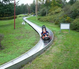 Fahrt auf der Sommerrodelbahn nach der Pflegeaktion am Feuerwehr-Ehrenhain