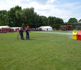 Vorführung der FwDV 3 einer zusammengestellten Gruppe aus verschiedenen Jugendfeuerwehren