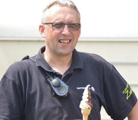 Stellv. Kreis&shy;jugend&shy;feuerwehrwart Stefan Kothe konnte es sich nicht nehmen lassen und ein Eis probieren