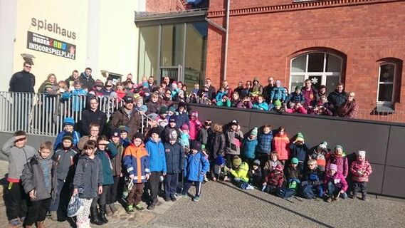 Gruppenbild am Eingang zum Haberland Luckau