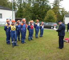 Bahnleiter Wilfried Budarick bei der Auswertung der Übung FwDV 3 mit der Jugendgruppe Forst (Lausitz)