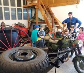 In das Kinder- und Jugendausbildungszentrum in Döbern ist auch ein kleines Feuerwehrmuseum integriert. Vor allem die einfache und mechanisch orientierte Technik ermöglicht es, den Kindern und Jugendlichen die Funktionsweise der Gerätschaften und Fahrzeuge einfach zu veranschaulichen.
Hier führt Kamerad Pult die Kinder der Kita Wirbelwind durch den Fuhrpark und erläutert die Aufgaben und Ausstattung eines KRAD