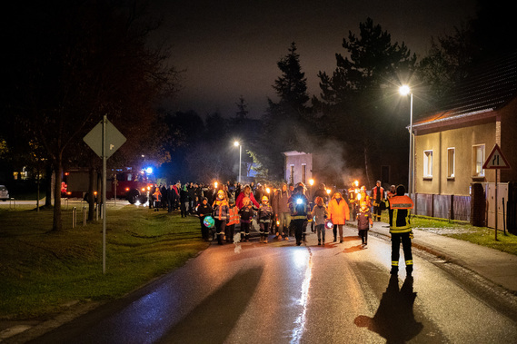 Lampionumzug mit der Jugendfeuerwehr in Krieschow