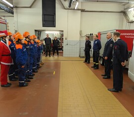 Die Jugendfeuerwehr ist in der Fahrzeughalle zur Übergabe des neuen TSA angetreten.