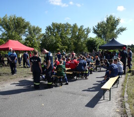 Wer fleißig arbeitet muss auch kräftig gestärkt werden. Bockwurst, Wiener und Getränke wurden durch die Feuerwehr Peitz organisiert und ausgegeben.