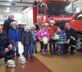 Die kleinen Flor´s mit ihren ersten eigenen Feuerwehrhelmen.