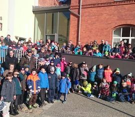 Gruppenbild am Eingang zum Haberland Luckau