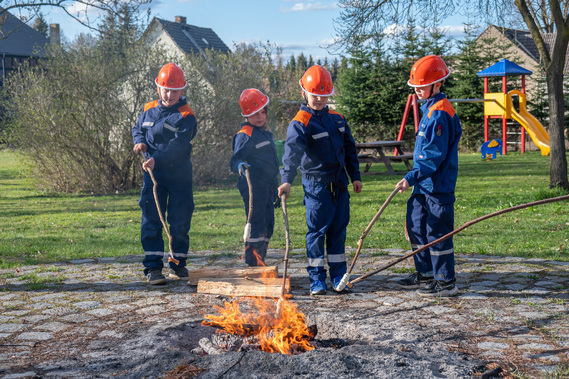Über dem offenem Feuer wurden Wiener und Stockbrot gegrillt