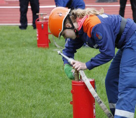 Gruppenstafette in den Pokaldisziplinen - Wettbewerber 5 kuppelt den D-Schlauch an die Kübelspritze und das Strahlrohr und pumpt anschließend die Kübelspritze vor