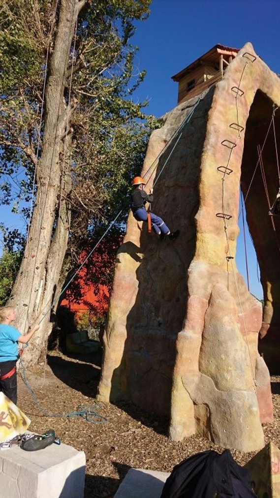 Jasper beim Abseilen vom Kletterfelsen