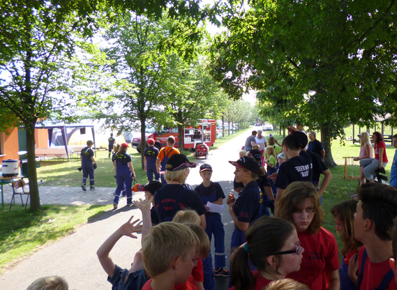 Die Kinder- und Jugendlichen beim Absolvieren der "Kinderflamme" bzw. der "Jugendflamme 1 oder 2".