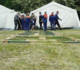 Die Jugendfeuerwehr Forst (Lausitz) beim Aufbau ihrer Zelte.