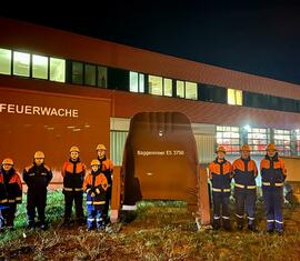 Die Teilnehmer an einem Eimer eines Eimerkettenbaggers