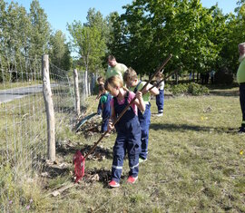 Auf dem Gelände des Ehrenhains wird heruntergefallenes Laub zusammengeharkt und anschließend entsorgt