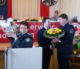 Cordula Mittelstädt bedankt sich im Namen der alten Landesjugendleitung und verschiedener Stadt- und Kreisjugendwarte für die Arbeit der vergangenen 11 Jahre bei Jörn-Hendrik mit einem Präsentkorb voll Kinderschokolade