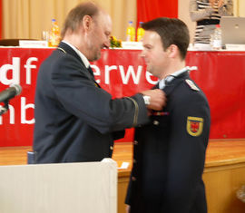 Auszeichnung von Jörn-Hendrik Kunike mit dem Ehrenzeichen der Deutschen Jugendfeuerwehr mit dem Ehrenzeichen in Gold