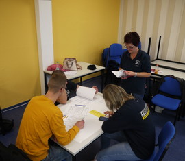 Gruppenarbeit zu ausgelosten Themen während der JuLeiCa Teil 1 Ausbildung im Katastrophenschutzzentrum des Landkreises Spree-Neiße