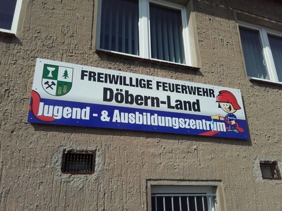 Endlich schmückt das Jugend- und Ausbildungszentrum auch ein offizielles Schild