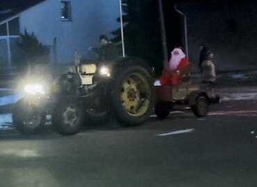Wie fast jeder auf dem Dorf kommt auch der Weihnachtsmann mit dem Traktor