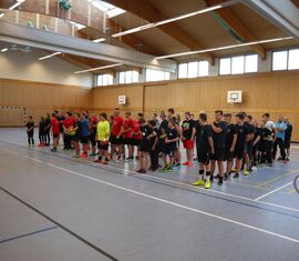 Die Teilnehmenden Mannschaften bei der Eröffnung des 4. Hallenfußballturnieres der Kreis&shy;jugend&shy;feuerwehr Spree-Neiße