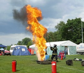 Vorführung Umgang mit dem Handfeuerlöscher - hier eine Fettbrandexplosion