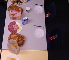 Die Nikolaus-Heinzelmännchen deckten den Tisch und ließen für jeden einen vollen Stiefel da.