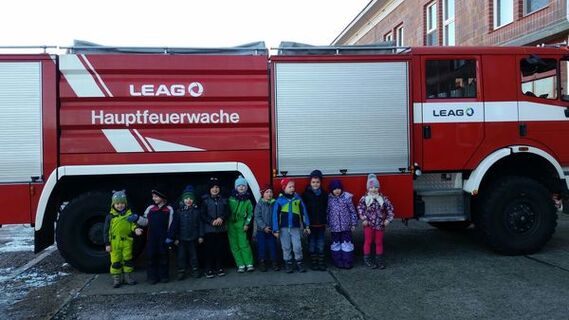 Gruppenbild vor dem ULF der LEAG Feuerwache Schwarze Pumpe.
