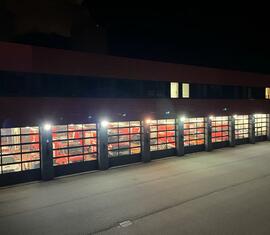 Die Fahrzeughalle in dunkeln