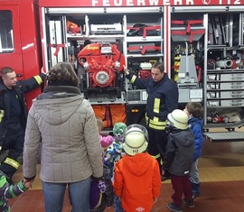 Natürlich durften sich alle die großen Feuerwehrautos einmal anschauen.