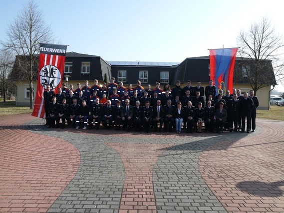 Gruppenbild vor der Gemeindeverwaltung