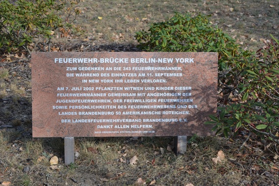 Gedenktafel Feuerwehr-Brücke Berlin-New York am Ehrenhain