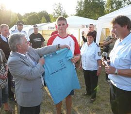 T-Shirtübergabe an ein Teilnehmer aus Drebkau durch Herrn Horke