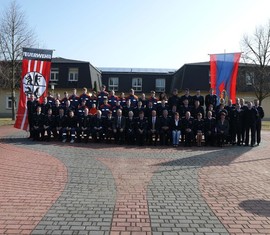 Gruppenbild vor der Gemeindeverwaltung