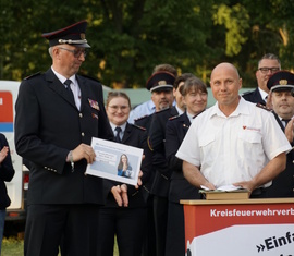 Übergabe des Spendenchecks vom Amtswehrführer Lars Mudra (rechts) an Kreis&shy;jugend&shy;feuerwehrwart Stefan Kothe (links)