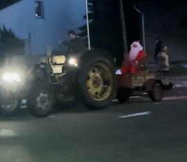 Wie fast jeder auf dem Dorf kommt auch der Weihnachtsmann mit dem Traktor