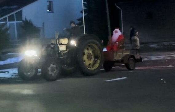 Wie fast jeder auf dem Dorf kommt auch der Weihnachtsmann mit dem Traktor