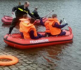 Lea, Enrico, Chris und William starten zu Ihrer Paddelrunde auf dem Clara See