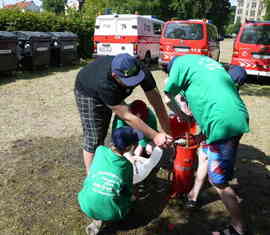 Die Jugendgruppe vom THW Forst an der Station „Luftballon“