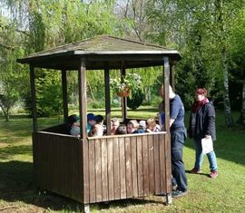 Das Kinder- und Jugendausbildungszentrum des Amtes Döbern-Land verfügt über ein adäquates Freigelände, auf dem sowohl praktische Ausbildungen durchgeführt, als auch das gemütliche Beisammensein zelebriert werden kann. Hier erholen sich die Kinder der Kita Wirbelwind von der Vormittagsausbildung.