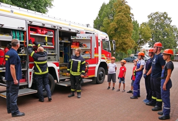 Was befindet sich alles auf einem Feuerwehrauto? Theoriestunde bei der Gubener Jugendfeuerwehr.