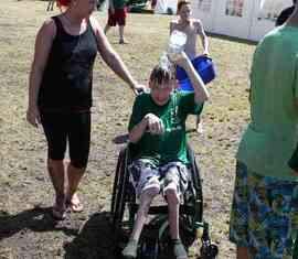 Paul von der Jugendfeuerwehr Forst (Lausitz) trotzt der Pfingsthitze